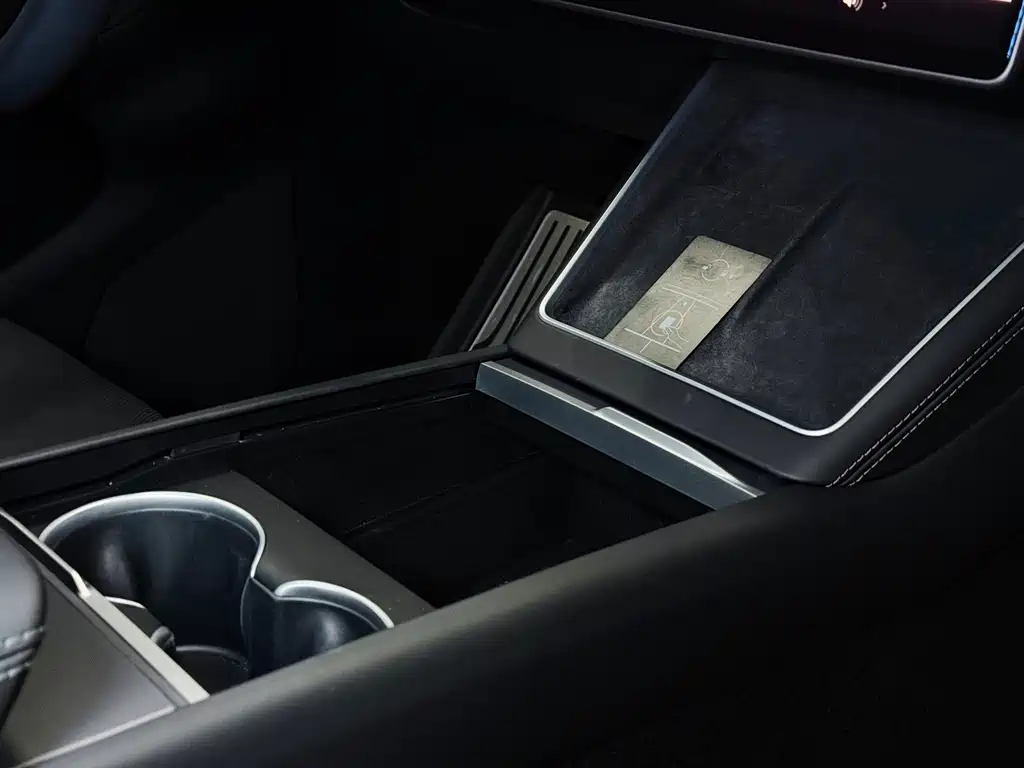 Tesla Model Y — фото 15