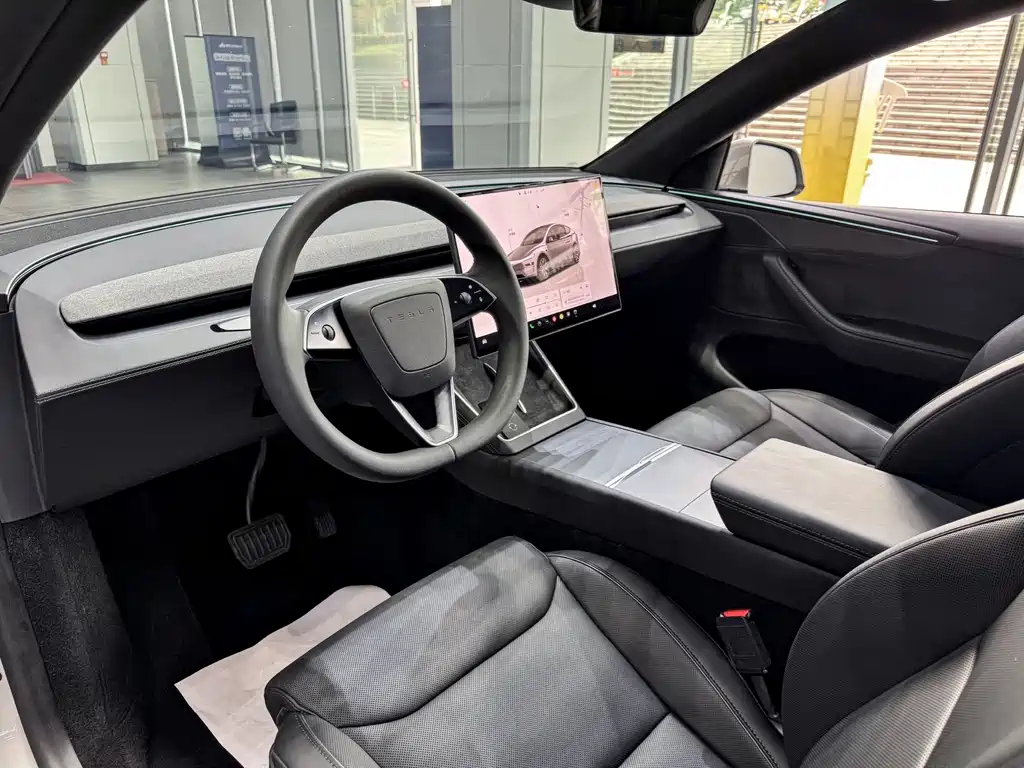 Tesla Model Y L — фото 4