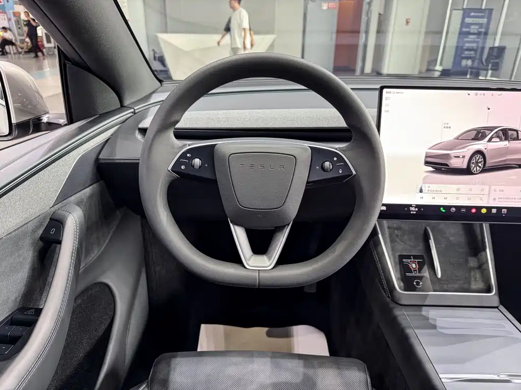 Tesla Model Y L — фото 8