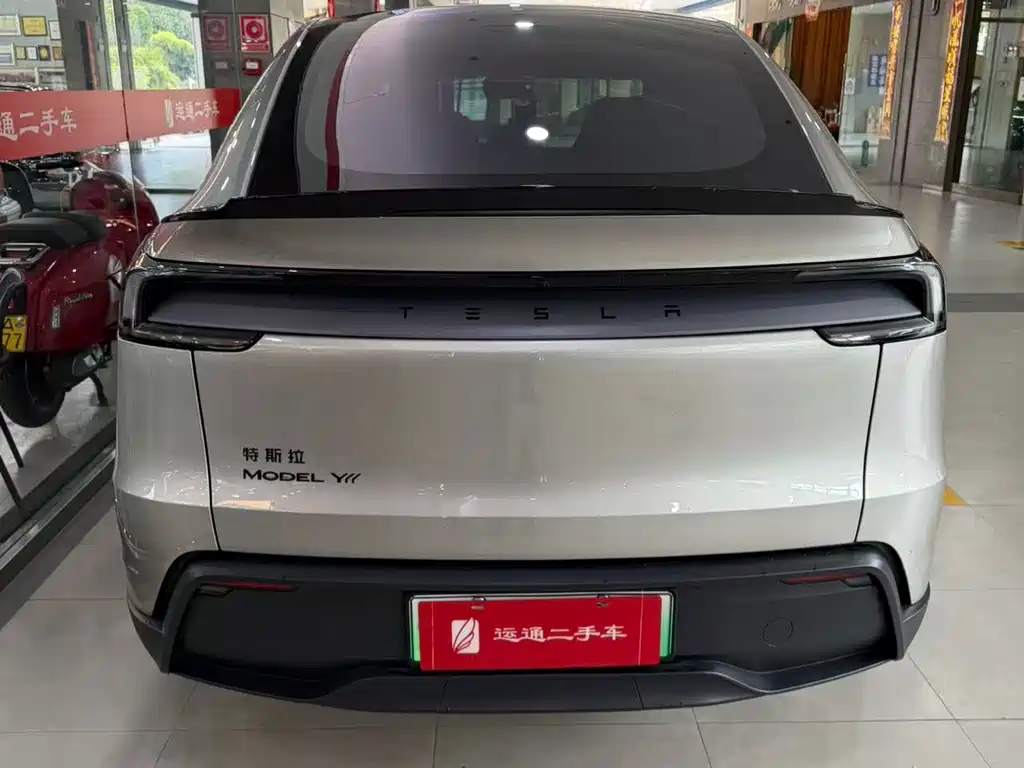 Tesla Model Y L — фото 11