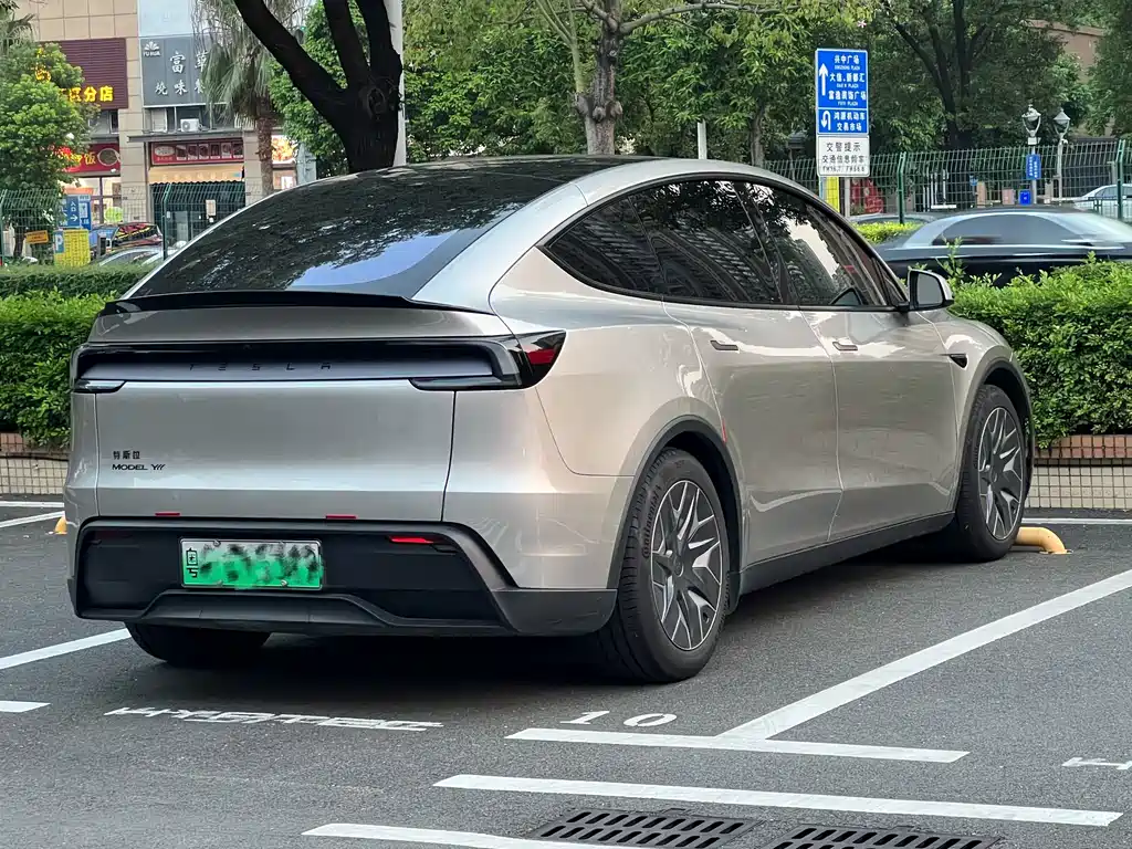 Tesla Model Y L — фото 4