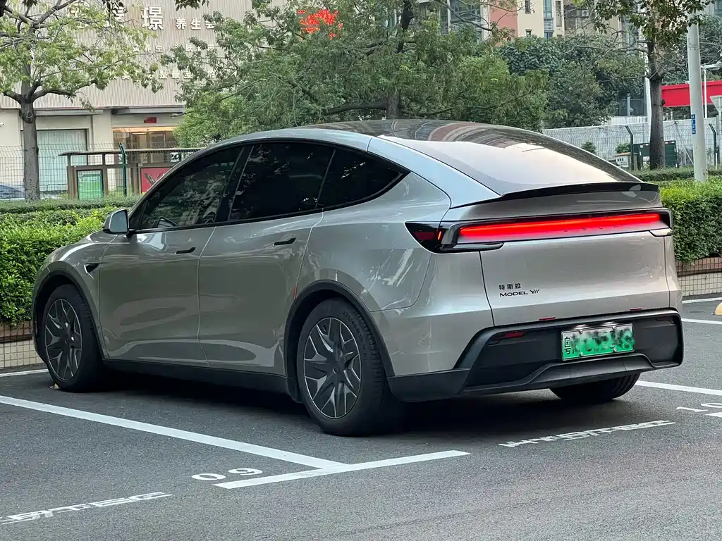 Tesla Model Y L — фото 5
