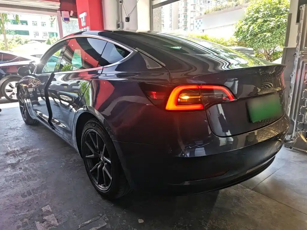 Tesla Model 3 — фото 23