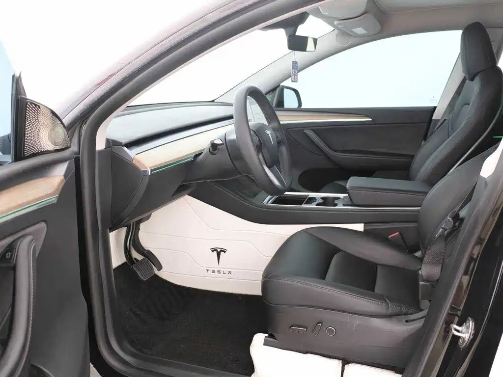 Tesla Model Y — фото 6