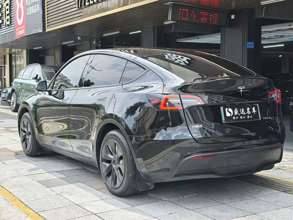 Tesla Model Y — фото 6