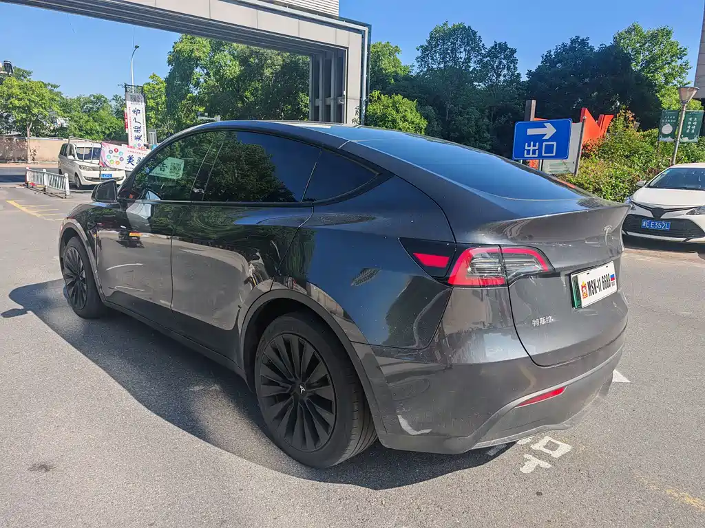 Tesla Model Y — фото 6