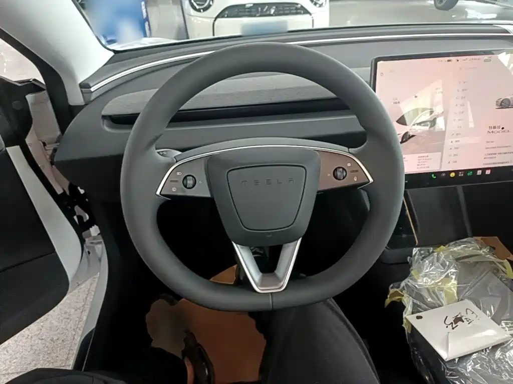 Tesla Model 3 — фото 11