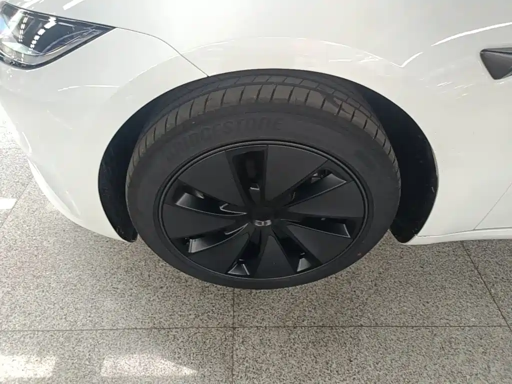 Tesla Model 3 — фото 23