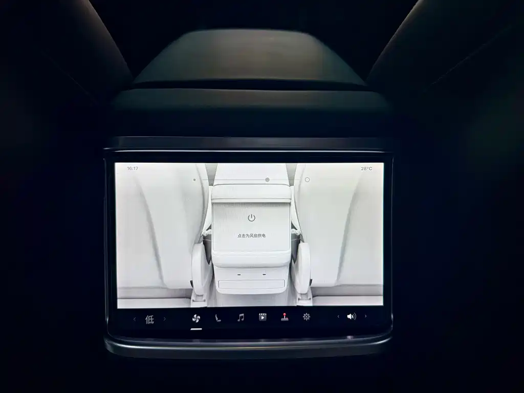 Tesla Model X — фото 13