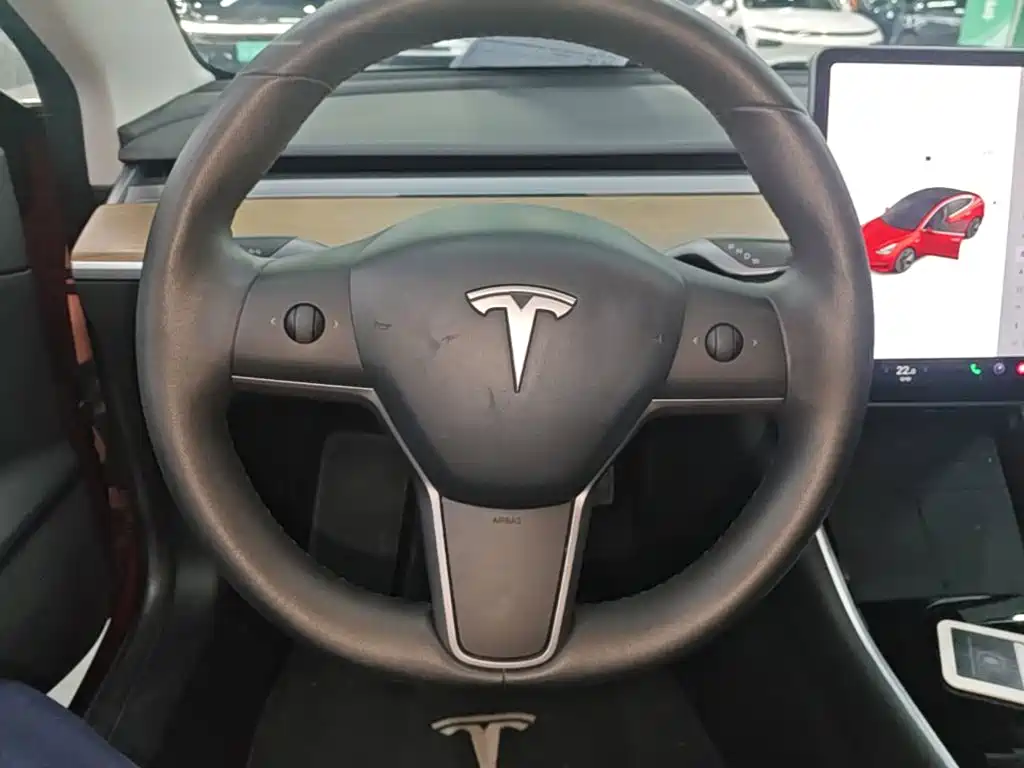 Tesla Model 3 — фото 11