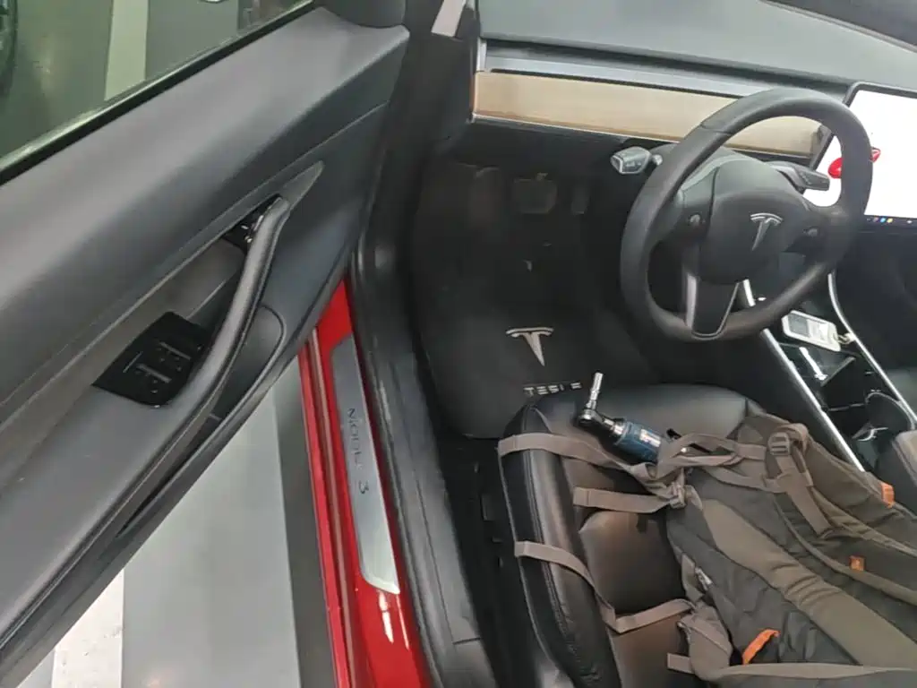 Tesla Model 3 — фото 16