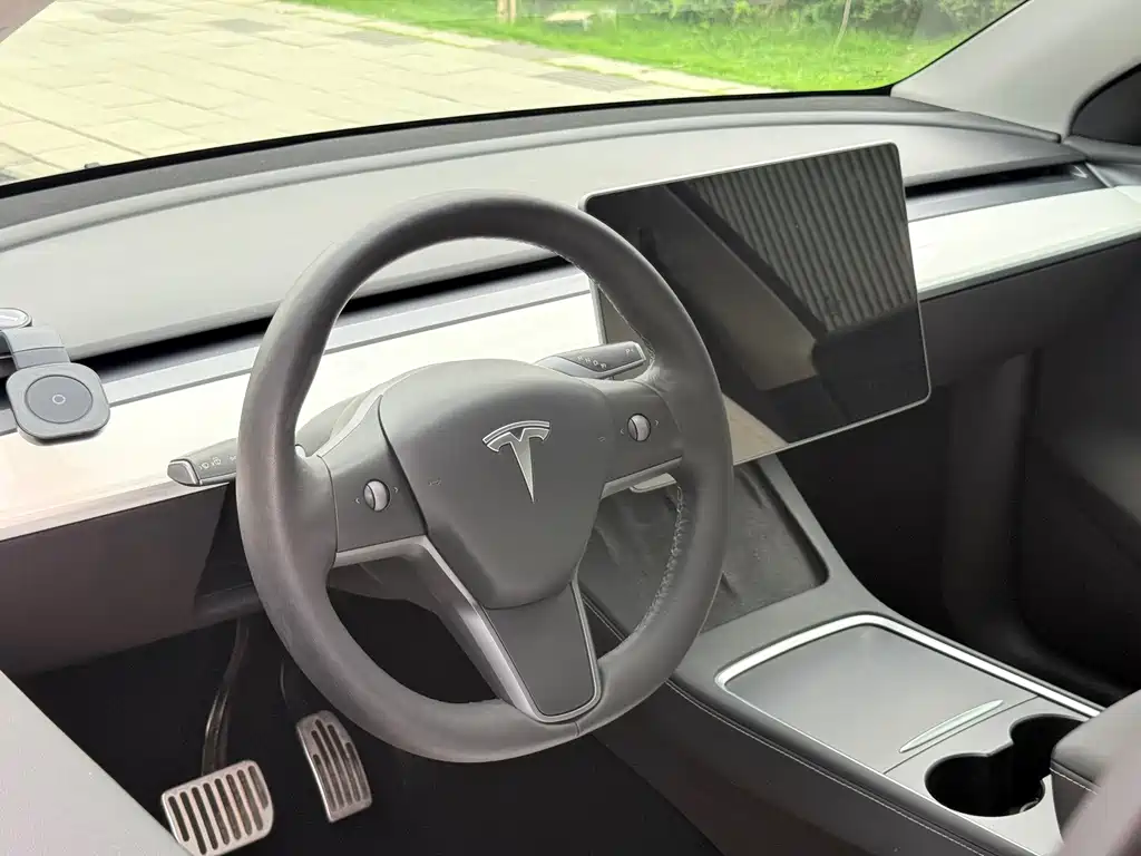 Tesla Model Y — фото 15