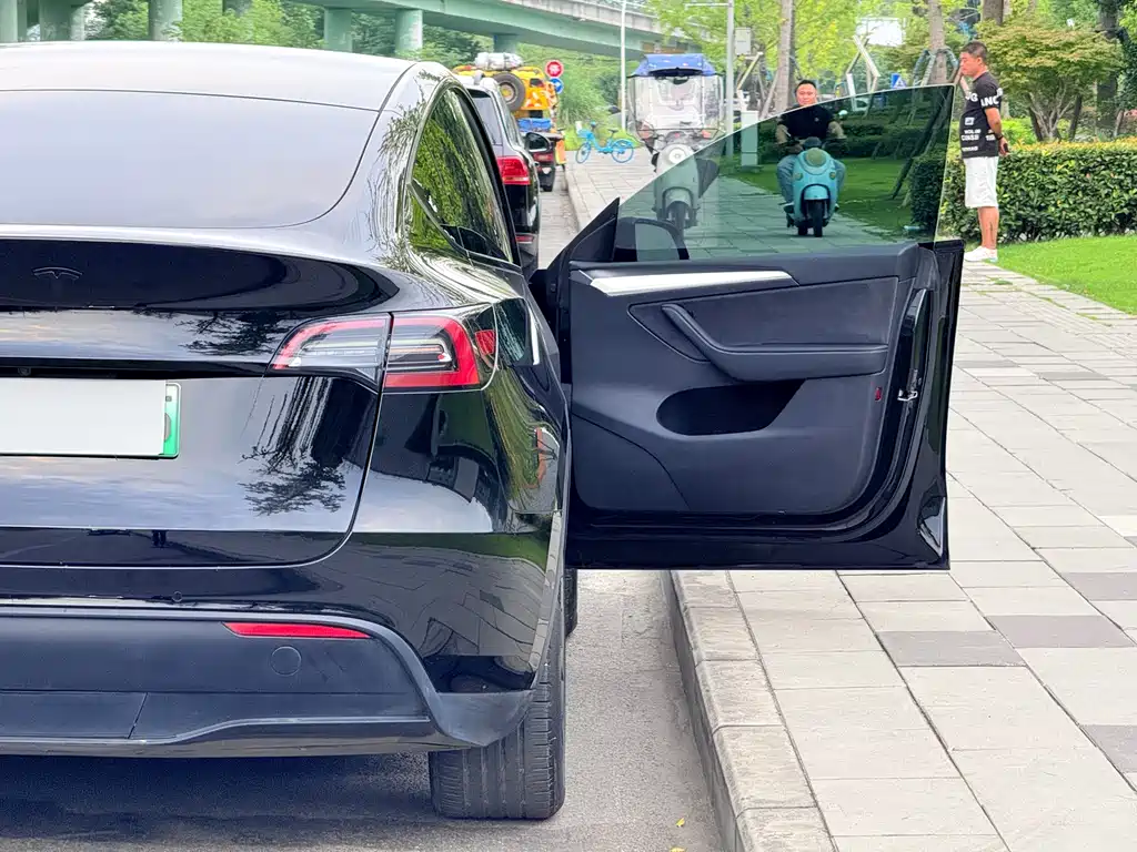 Tesla Model Y — фото 9