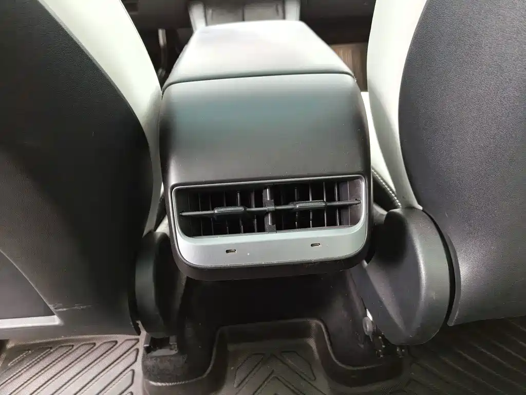 Tesla Model Y — фото 11