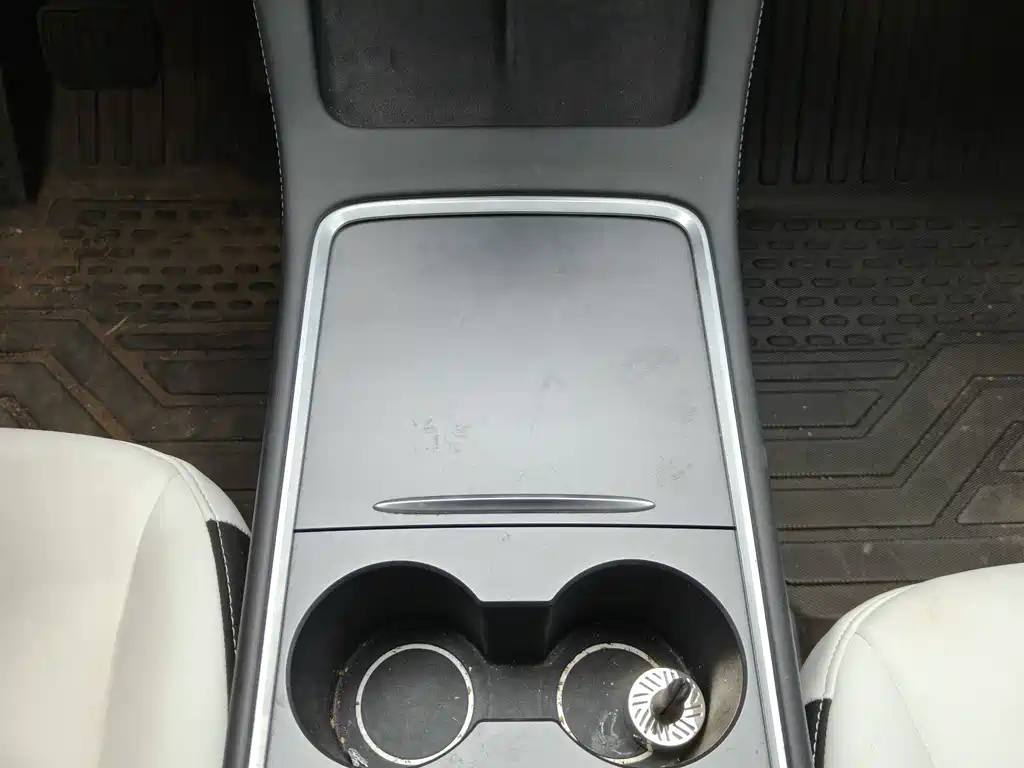 Tesla Model Y — фото 14