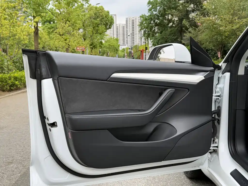 Tesla Model 3 — фото 19