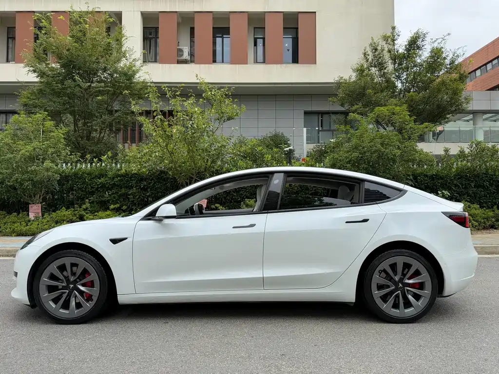 Tesla Model 3 — фото 7