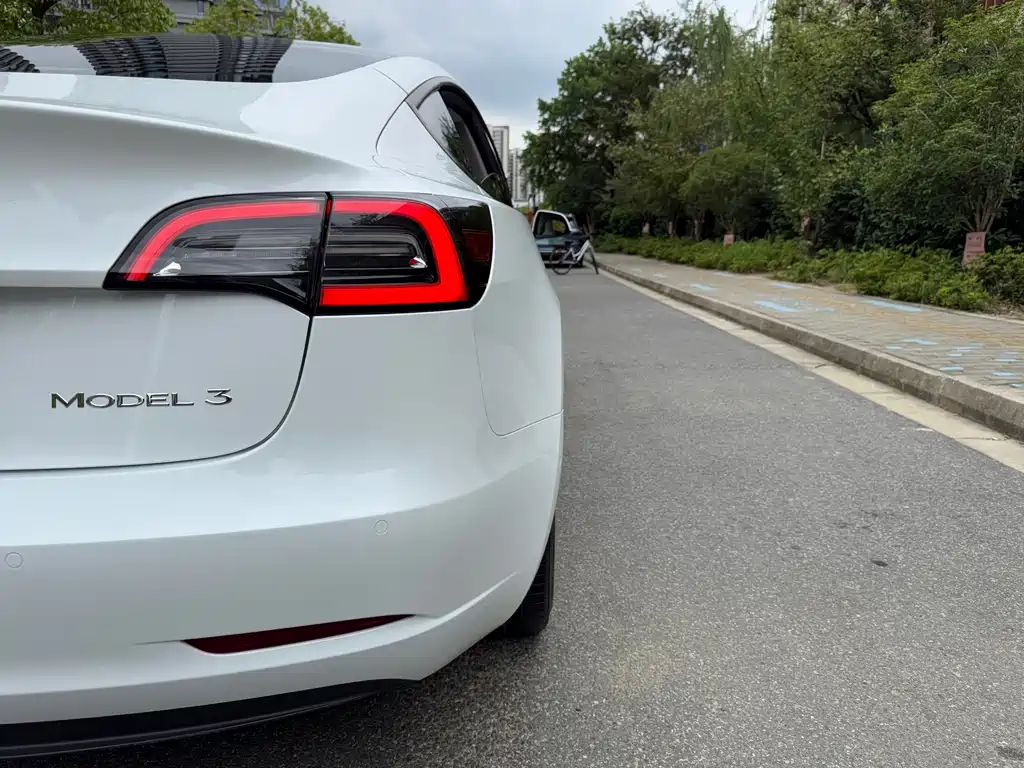 Tesla Model 3 — фото 9