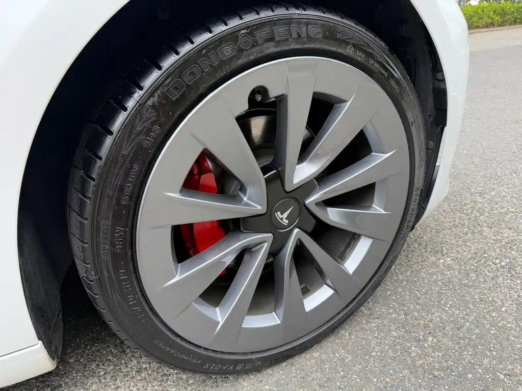 Tesla Model 3 — фото 10