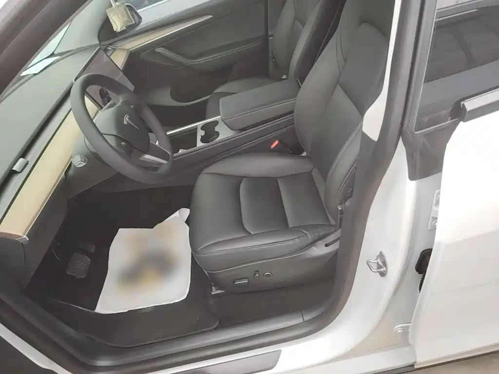 Tesla Model Y — фото 15