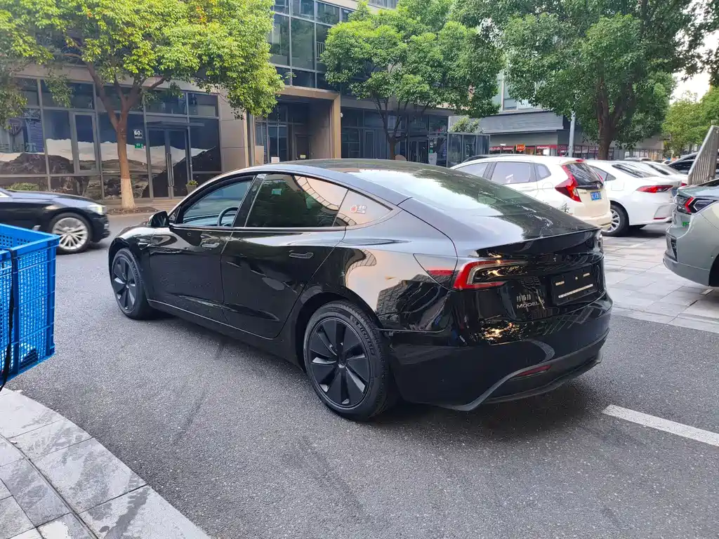Tesla Model 3 — фото 9