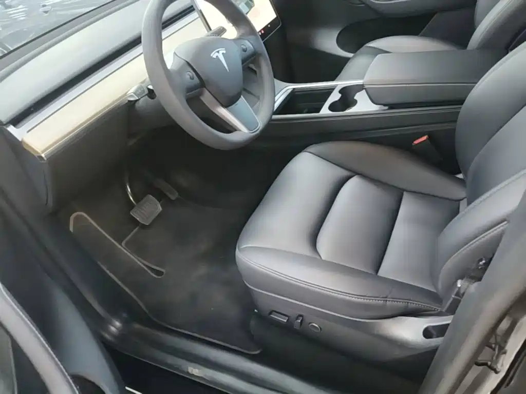 Tesla Model Y — фото 15