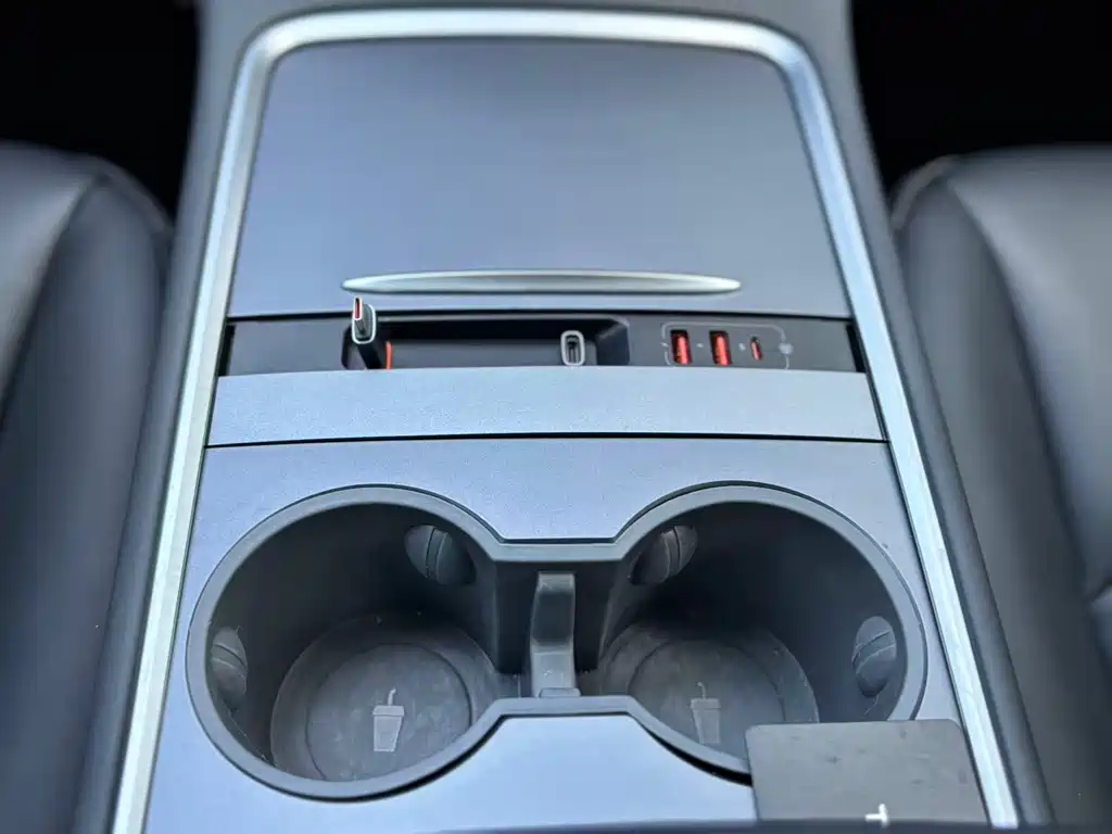 Tesla Model Y — фото 13
