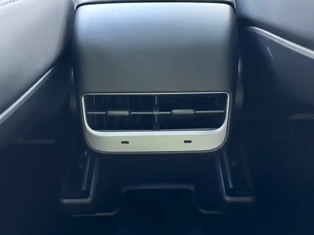 Tesla Model Y — фото 14