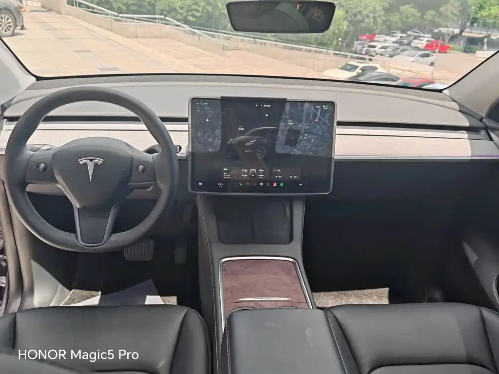 Tesla Model Y — фото 10