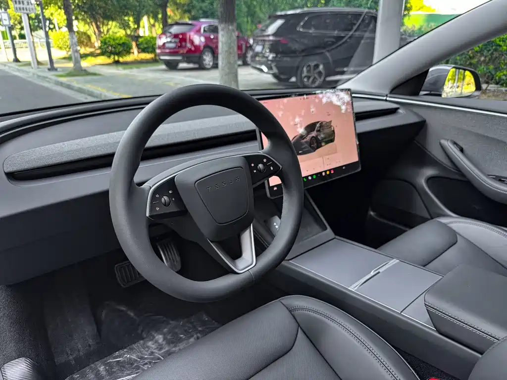 Tesla Model 3 — фото 9