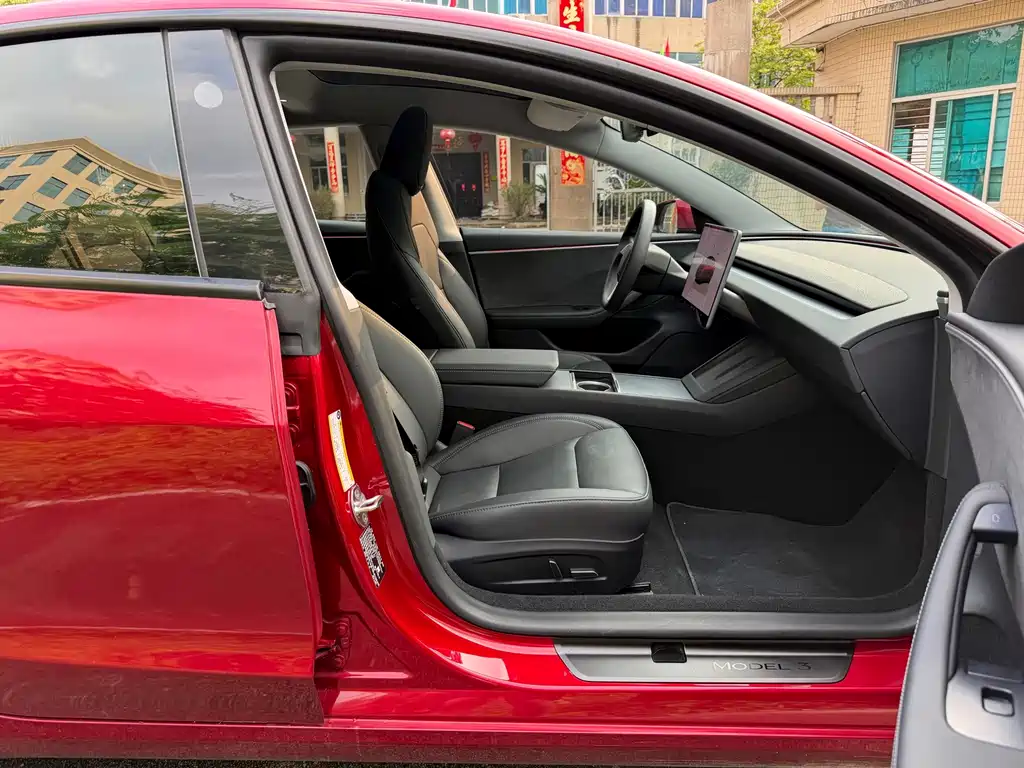 Tesla Model 3 — фото 18