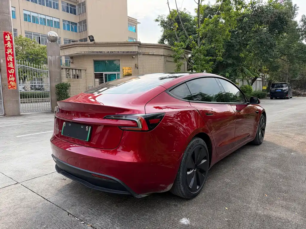Tesla Model 3 — фото 7