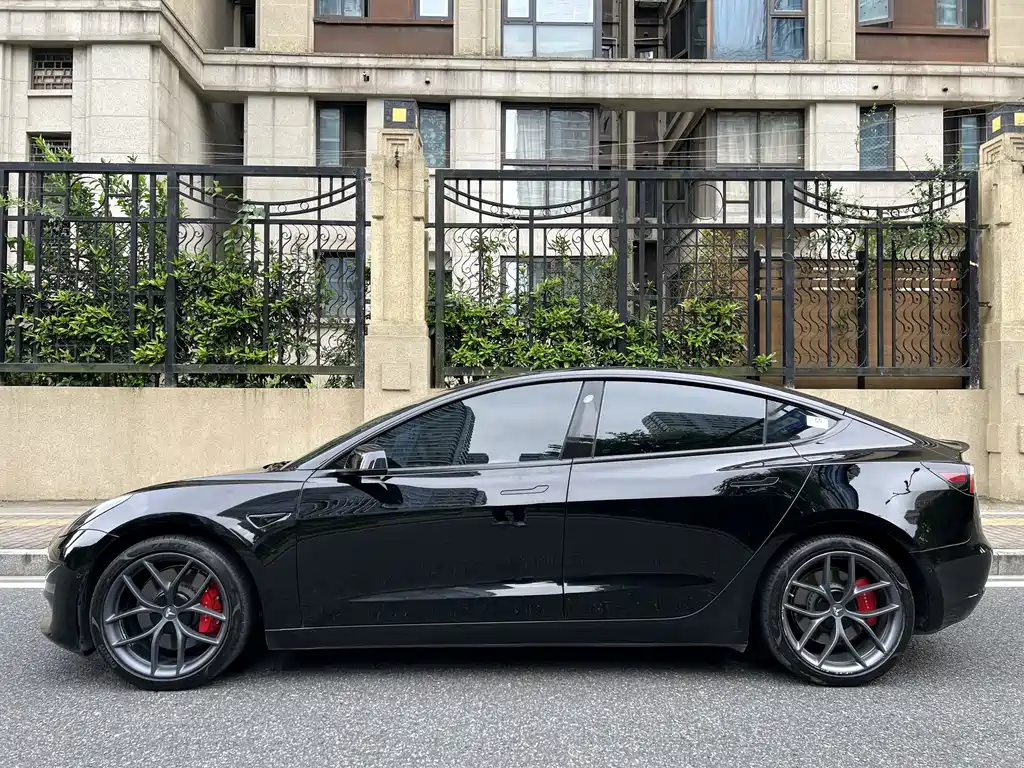 Tesla Model 3 — фото 7
