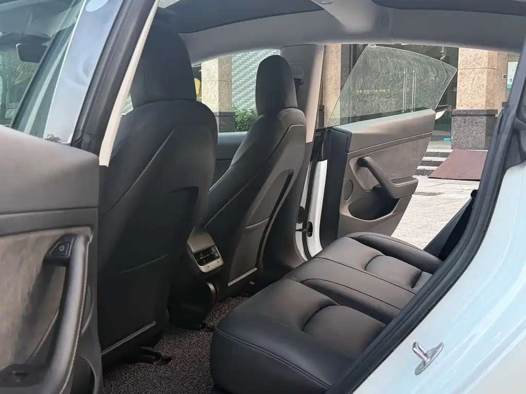Tesla Model 3 — фото 14