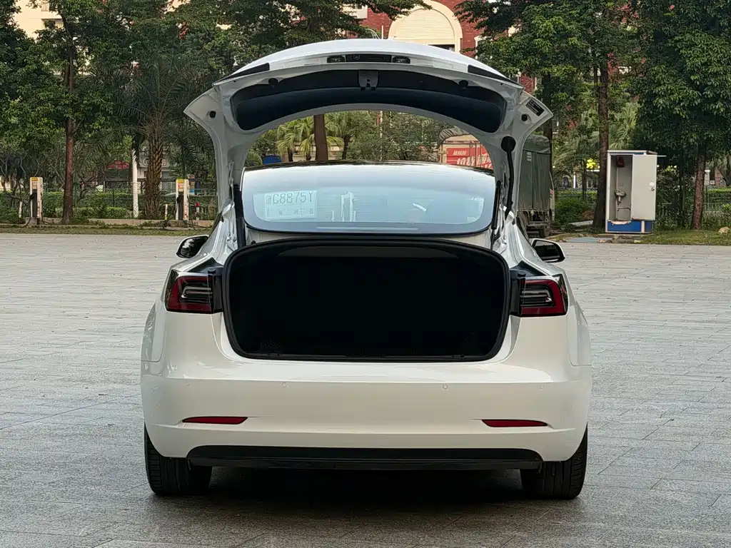 Tesla Model 3 — фото 17