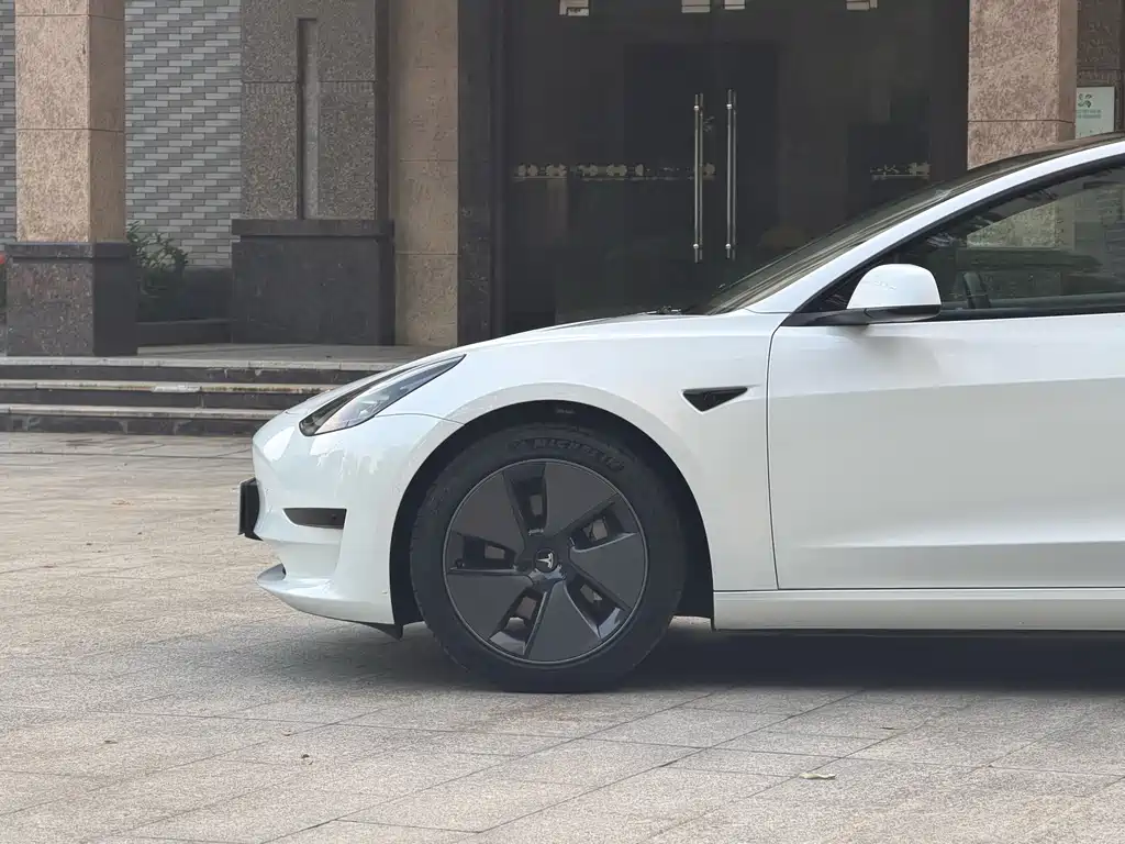 Tesla Model 3 — фото 4