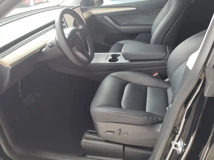 Tesla Model Y — фото 9