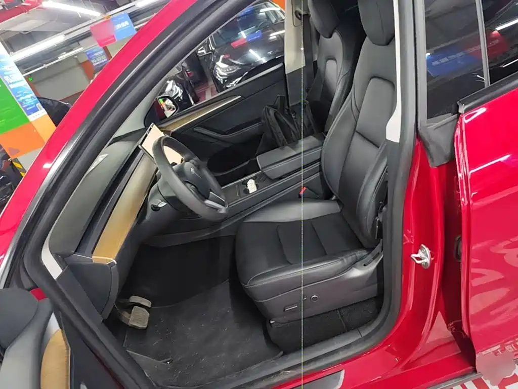 Tesla Model Y — фото 15