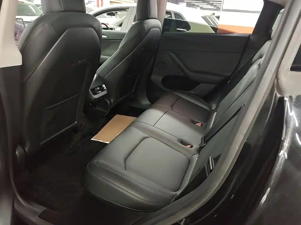 Tesla Model Y — фото 17