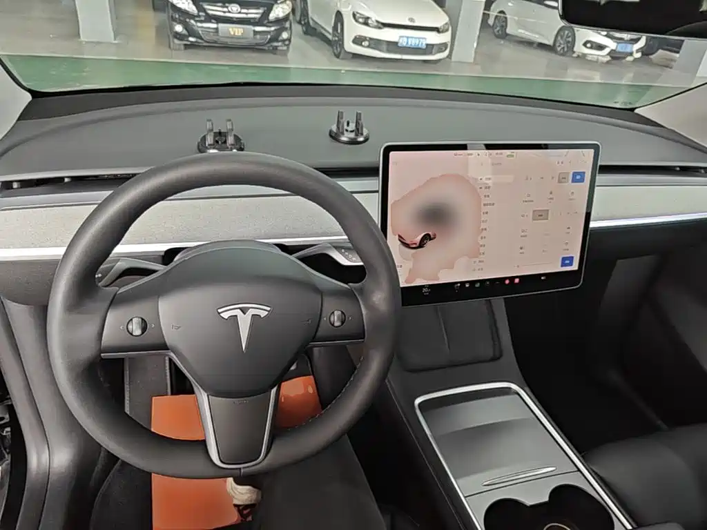 Tesla Model Y — фото 10