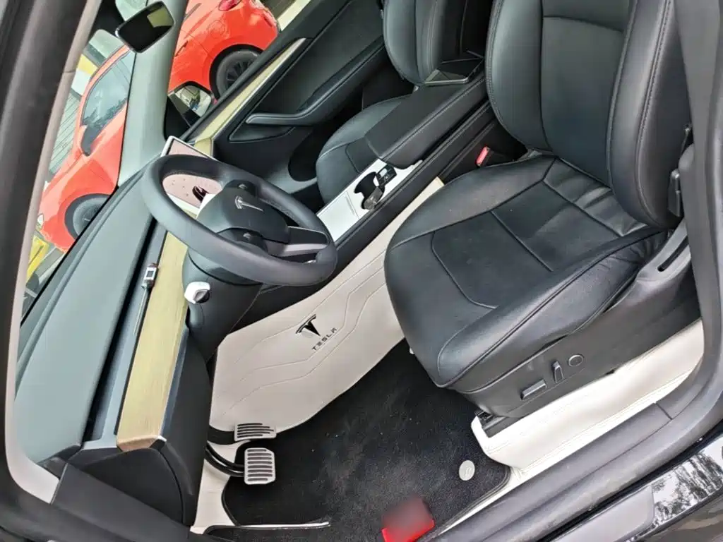 Tesla Model Y — фото 15