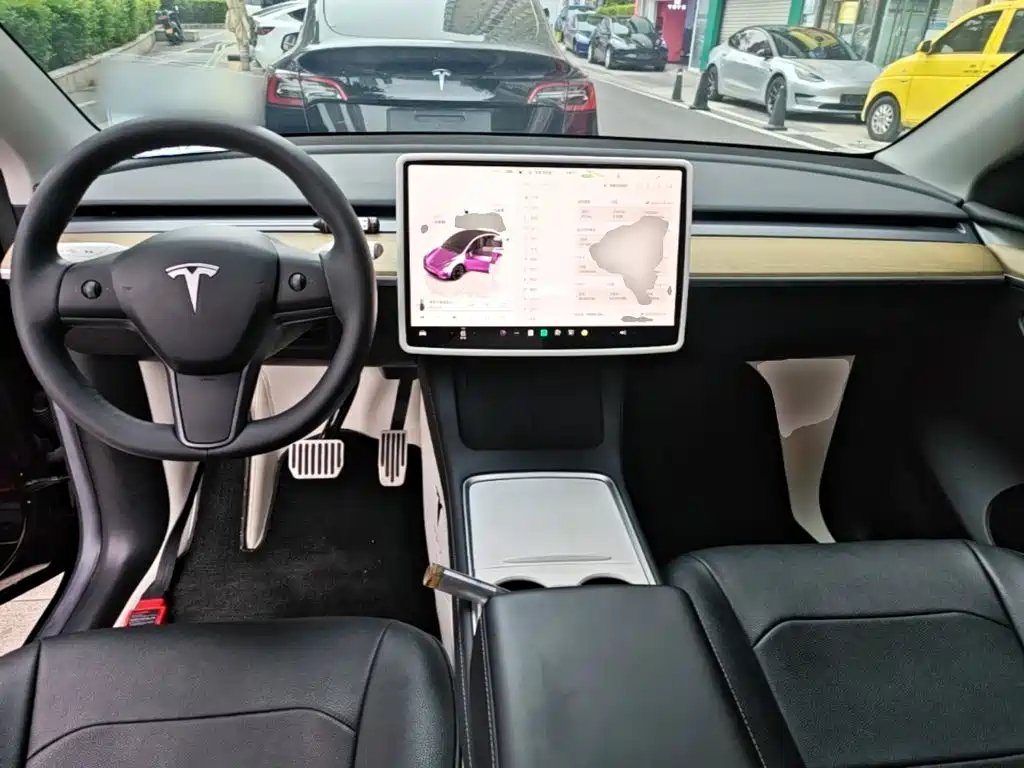 Tesla Model Y — фото 10