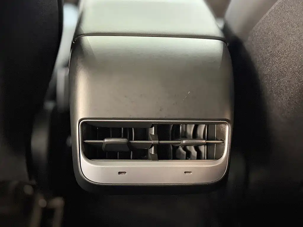 Tesla Model Y — фото 11