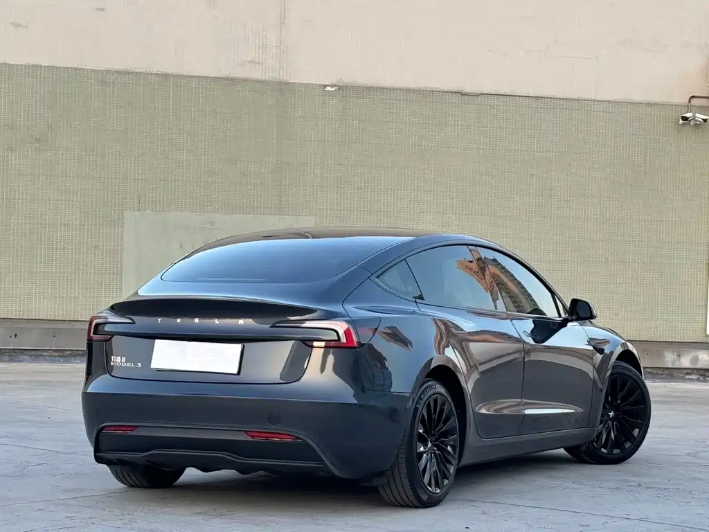 Tesla Model 3 — фото 10
