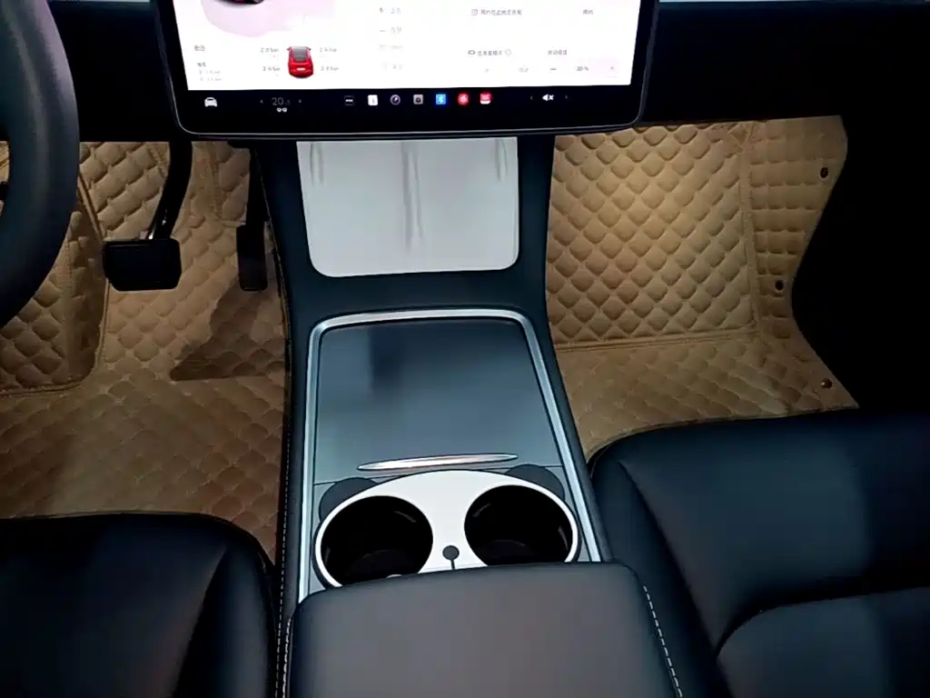 Tesla Model Y — фото 14