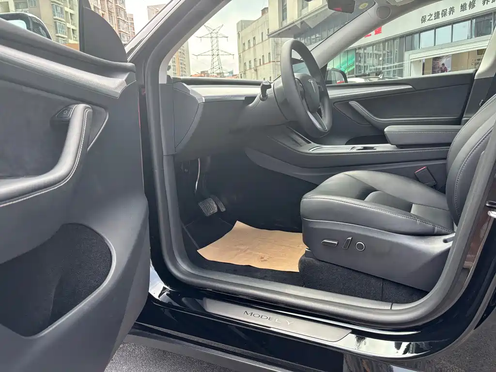 Tesla Model Y — фото 9