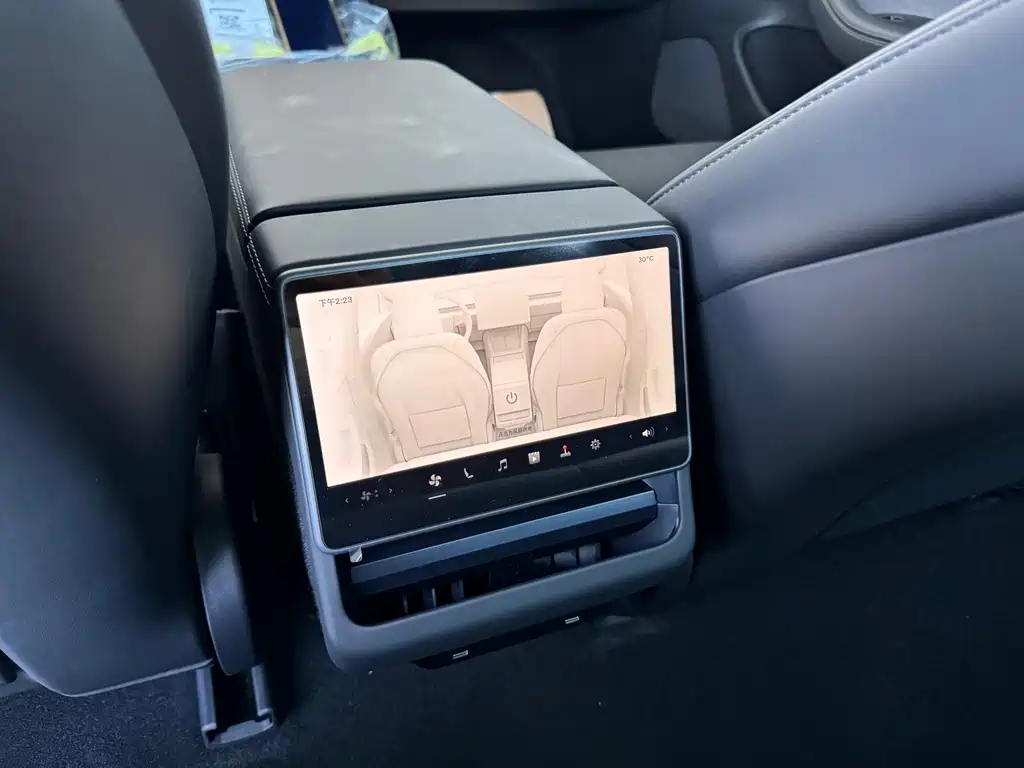 Tesla Model 3 — фото 9