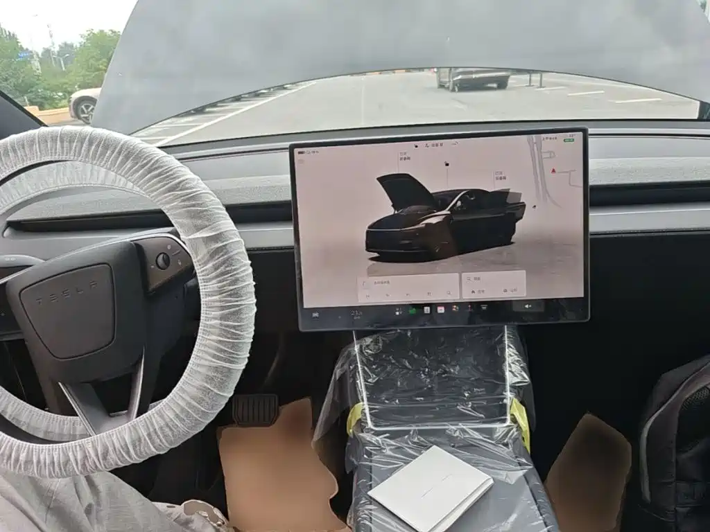 Tesla Model Y — фото 10
