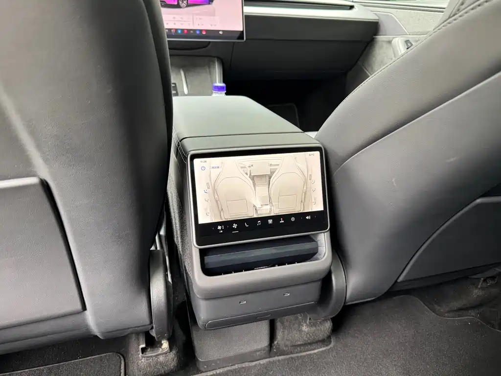 Tesla Model Y L — фото 11