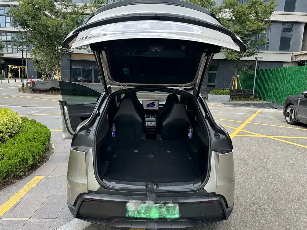 Tesla Model Y L — фото 7